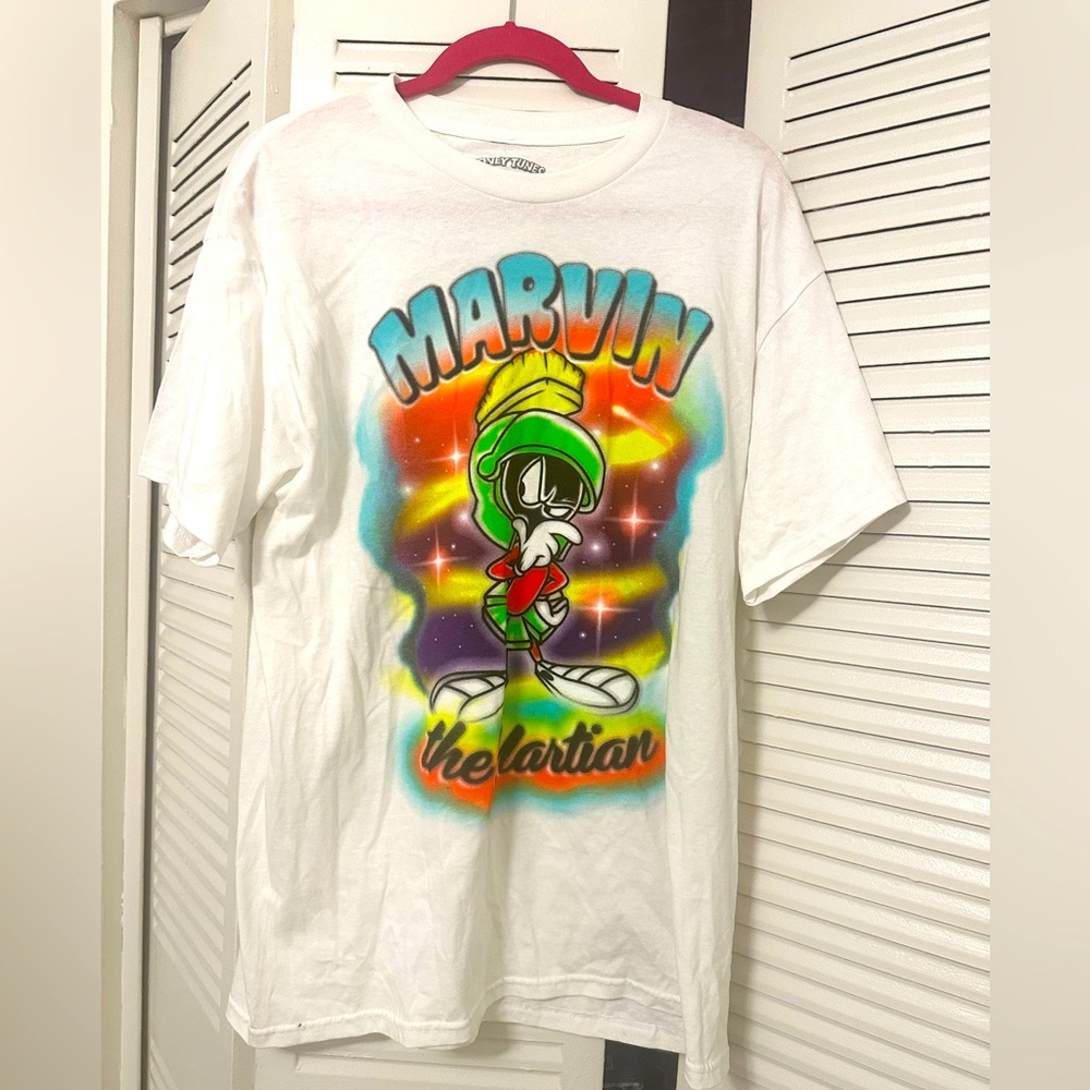 BNWT Looney Tunes t shirt size M/L